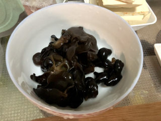 6、白菜豆腐汤,泡发好的木耳在流动水中揉搓洗净