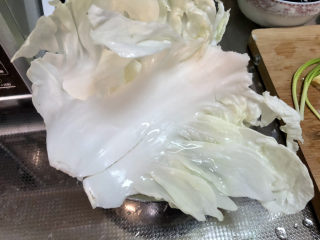 7、白菜豆腐汤,大白菜叶清洗备用
