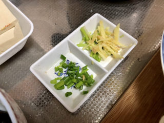 8、白菜豆腐汤,改刀：葱白切段，葱绿切末，姜切丝