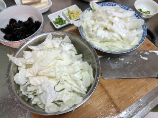 10、白菜豆腐汤,白菜梗拍一下片刀切段，白菜叶切片