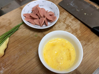 11、白菜豆腐汤,鸡蛋打散，火腿肠切片