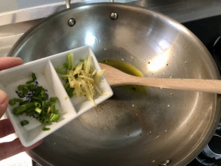 13、白菜豆腐汤,热锅冷油，下葱白姜丝煸香