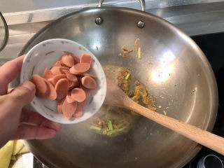 16、白菜豆腐汤,下火腿肠煸炒到微焦