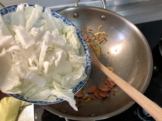 17、白菜豆腐汤,转中火，下白菜梗翻炒到微微变软出水