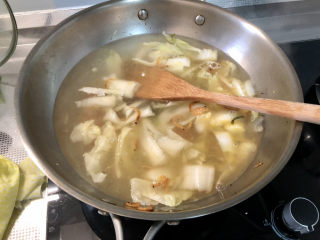 18、白菜豆腐汤,加入适量热水，中大火煮开