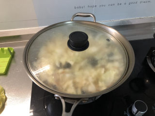 22、白菜豆腐汤,转中小火，加盖炖煮3分钟