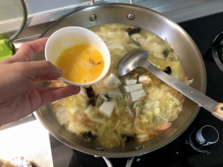 26、白菜豆腐汤,开盖，转大火，淋蛋液搅散成蛋花