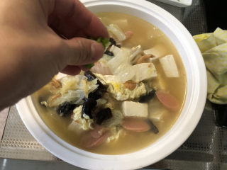 28、白菜豆腐汤,装盘，撒上葱绿末，上桌