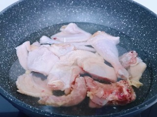 2、虫草养生老母鸡火锅,将老母鸡用食品剪刀剪小块，冷水入锅焯水，烧开煮2分钟捞出，用温水将鸡块身上的杂质冲洗干净。