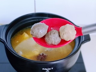 8、虫草养生老母鸡火锅,这时汤已经特别浓郁，加入贡丸。