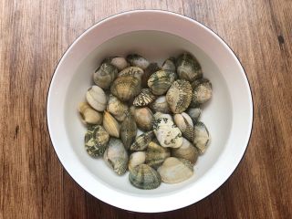 2、豆腐杂烩汤,首先把花蛤搓洗干净，放入大一点的碗里，加入一勺盐，再加入清水，浸泡1个小时，浸泡好冲洗干净待用。（花蛤用盐水浸泡，可以让花蛤快速把泥沙吐干净）