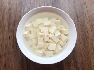 3、豆腐杂烩汤,豆腐切成小块，放入碗里，加入一勺盐，加入适量清水，浸泡1个小时，泡好冲洗干净，沥干水待用。（豆腐用盐水浸泡，一是可以去除豆腥味，二是煮的时候不容易碎掉）