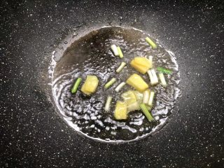 5、豆腐杂烩汤,锅里放入少许油，把葱白和姜片放入爆香。