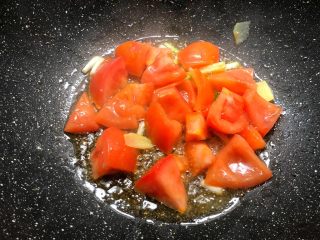 6、豆腐杂烩汤,再倒入西红柿煸炒，把汁煸炒出来。