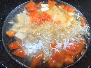 7、豆腐杂烩汤,再放入金针菇和豆腐一起煮5分钟。（豆腐煮久一点更好吃）