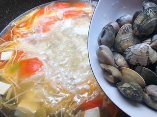 8、豆腐杂烩汤,再倒入洗干净的花蛤，煮至花蛤开口。
