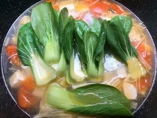 9、豆腐杂烩汤,放入上海青煮至断生。