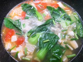 10、豆腐杂烩汤,再放入少许鸡精调匀，然后再放入葱叶即可出锅。