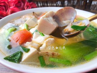 11、豆腐杂烩汤,非常鲜美的豆腐杂烩汤做好了。