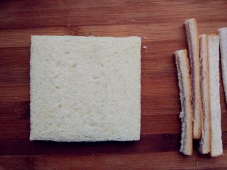 4、快手棒棒糖三明治,吐司片切去四周边缘