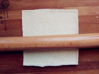 5、快手棒棒糖三明治,用擀面杖稍微擀扁，这样卷的时候不会裂和断