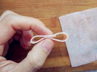 10、快手棒棒糖三明治,将火腿片切成细条，取一条搭成如图的形状