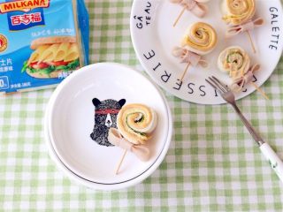 14、快手棒棒糖三明治,摆盘，挤少许沙拉酱或千岛酱调味即可