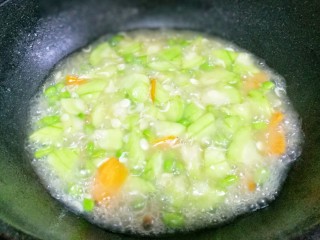 12、丝瓜毛豆虾米汤,煮开。