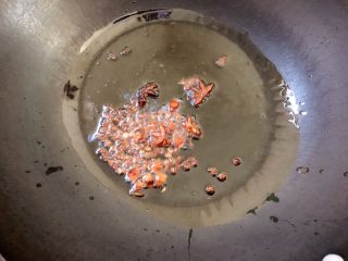 3、胡萝卜大葱猪肉饺子,锅内放适量油预热，放入大料爆出香味；