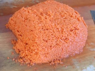 7、胡萝卜大葱猪肉饺子,胡萝卜擦成丝，放适量盐腌渍一会儿，剁碎；