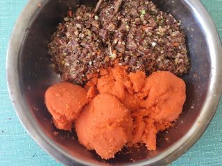 9、胡萝卜大葱猪肉饺子,放入肉馅里；