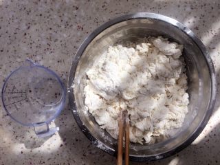 11、胡萝卜大葱猪肉饺子,面粉倒入适量清水拌成棉絮状；