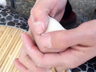 15、胡萝卜大葱猪肉饺子,包成自己想要的样子；