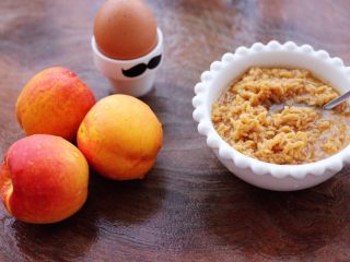 1、醪糟蛋花汤,首先备齐所有醪糟的食材。