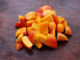 2、醪糟蛋花汤,黄桃洗净后，用刀切成小块。