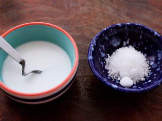 3、醪糟蛋花汤,把木薯淀粉用少许清水化开，白糖备好。