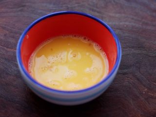 4、醪糟蛋花汤,鸡蛋打散后，用手动打蛋器搅打均匀。