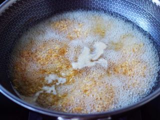 6、醪糟蛋花汤,大火煮沸后，继续炖煮5分钟左右。