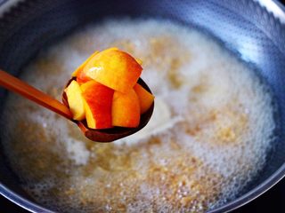 7、醪糟蛋花汤,这个时候加入切块的黄桃。