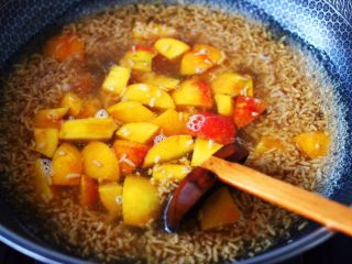 8、醪糟蛋花汤,大火继续煮5分钟左右。