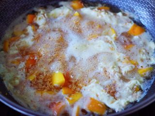 11、醪糟蛋花汤,大火继续煮1分钟左右。