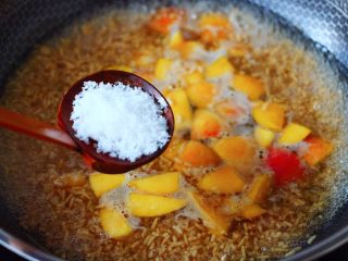 9、醪糟蛋花汤,加入白糖，继续大火煮沸，不喜欢吃甜的可以少放。