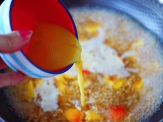 10、醪糟蛋花汤,看见白糖融化后，把搅打均匀的鸡蛋液，慢慢倒入锅中，打成蛋花。