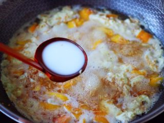 12、醪糟蛋花汤,这个时候倒入木薯淀粉勾芡。