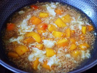 14、醪糟蛋花汤,看见黄桃熟透后即可关火。