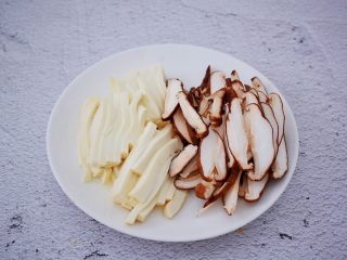 2、什锦酸辣汤,嫩豆腐切丝，香菇洗净去蒂切片