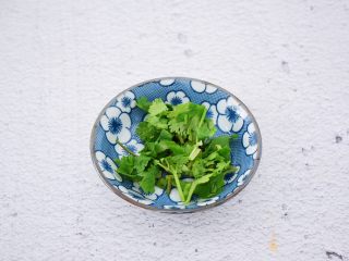 4、什锦酸辣汤,香菜切碎