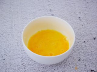 5、什锦酸辣汤,鸡蛋打散备用