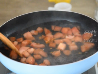 6、好喝到爆的番茄蛋汤，原来诀窍在这里！,倒入清水煮沸，将番茄丁倒入