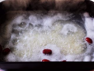 6、双色红薯糯米粥,放入提前浸泡的红枣。